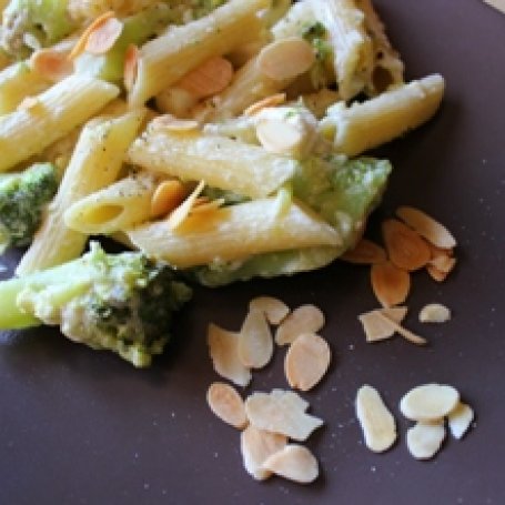 Krok 4 - Penne z brokułami w sosie jogurtowo - serowym i prażonymi migdałami z fetą foto