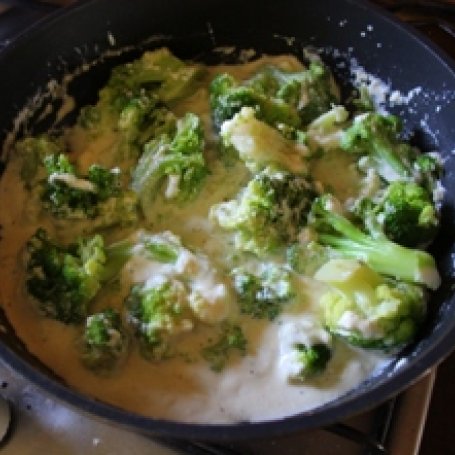 Krok 2 - Penne z brokułami w sosie jogurtowo - serowym i prażonymi migdałami z fetą foto