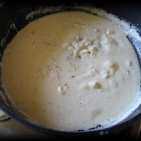 Krok 1 - Penne z brokułami w sosie jogurtowo - serowym i prażonymi migdałami z fetą foto