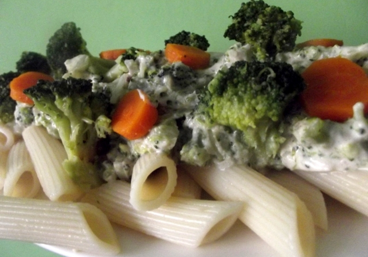 Penne z brokułami w sosie serowym foto
