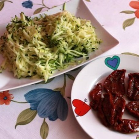 Krok 1 - Penne z cukinią i pieczarkami foto