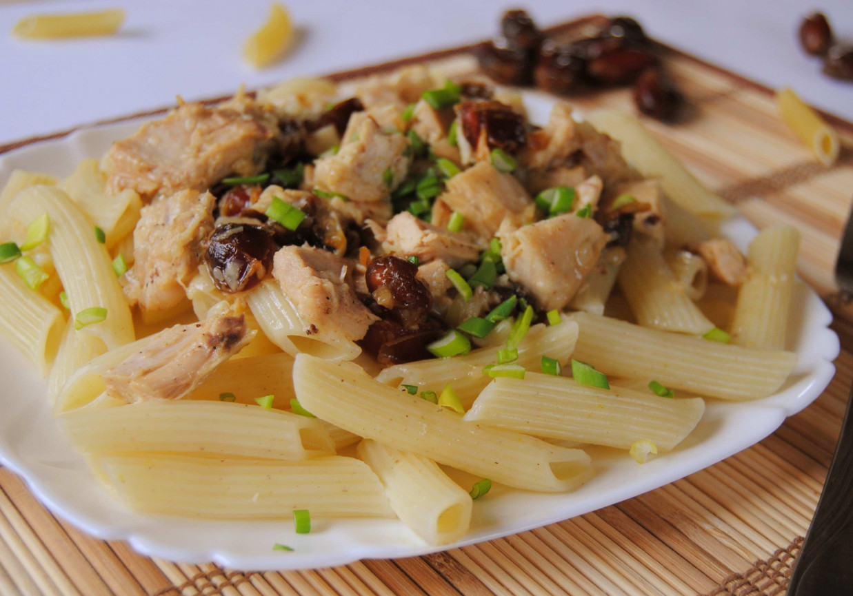 Penne z daktylami i kurczakiem foto