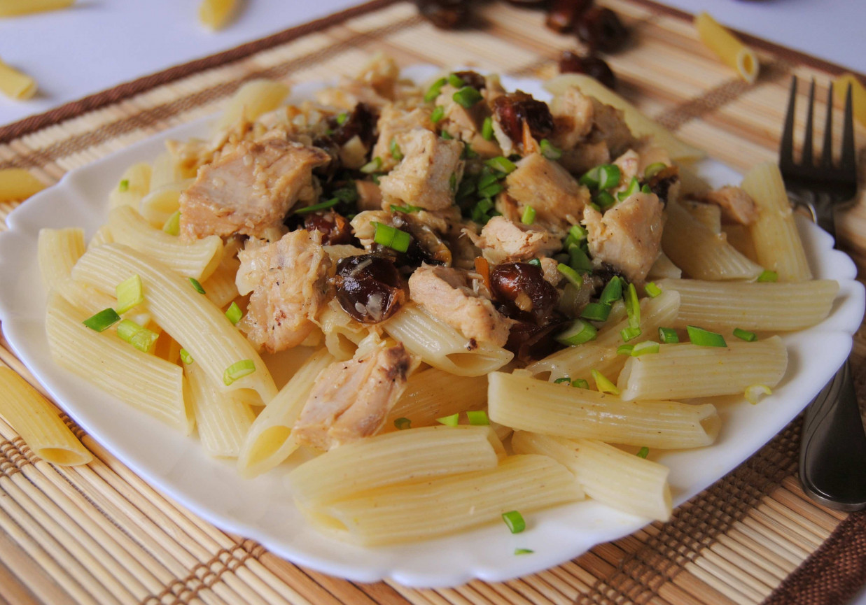 Penne z daktylami i kurczakiem foto