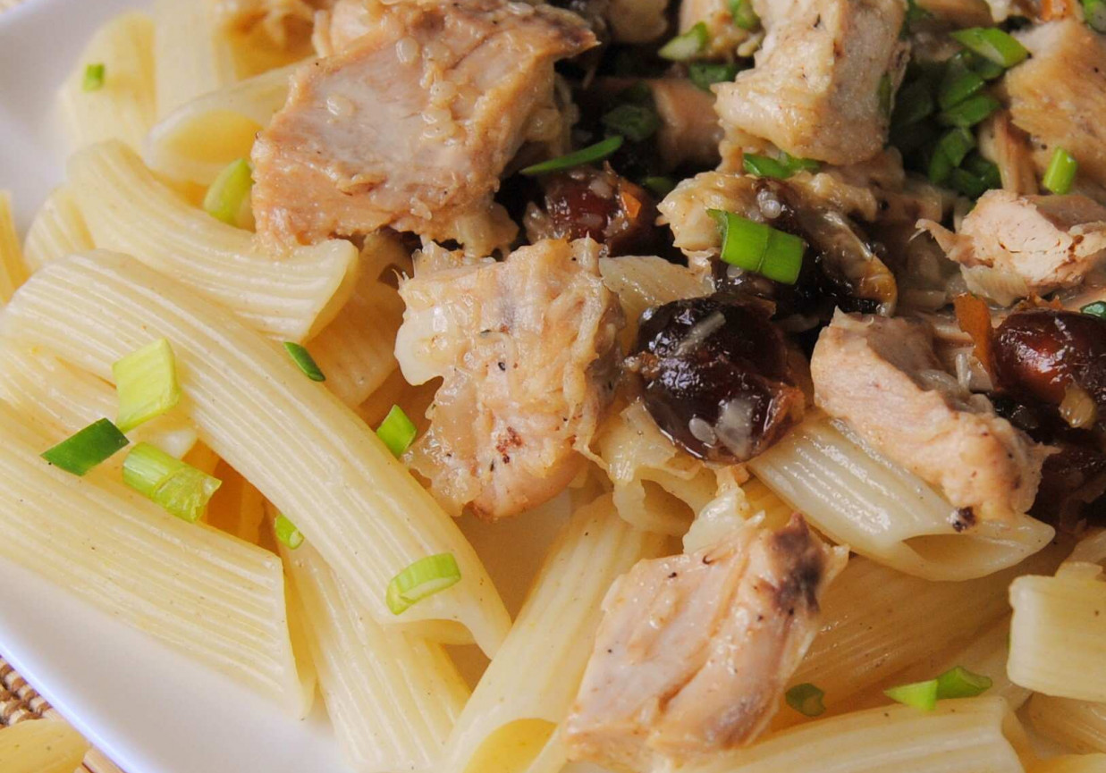 Penne z daktylami i kurczakiem foto