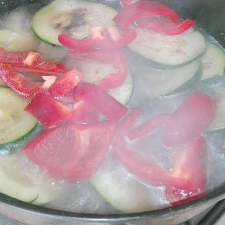 Krok 3 - Penne z duszonymi warzywami oraz wędliną foto