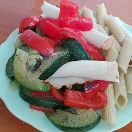 Krok 4 - Penne z duszonymi warzywami oraz wędliną foto