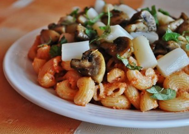 Fotografia przedstawiająca Penne z grzybami, szparagami i pesto z suszonych pomidorów