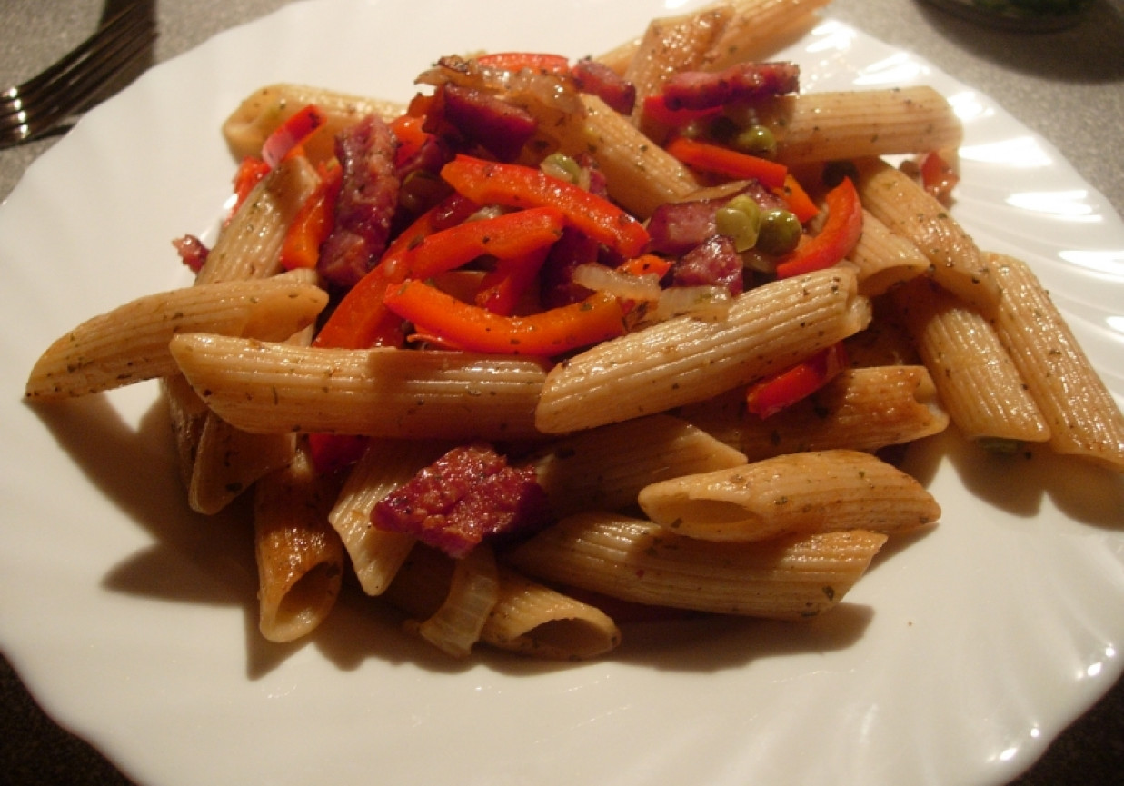 Penne z kiełbasa i warzywami foto