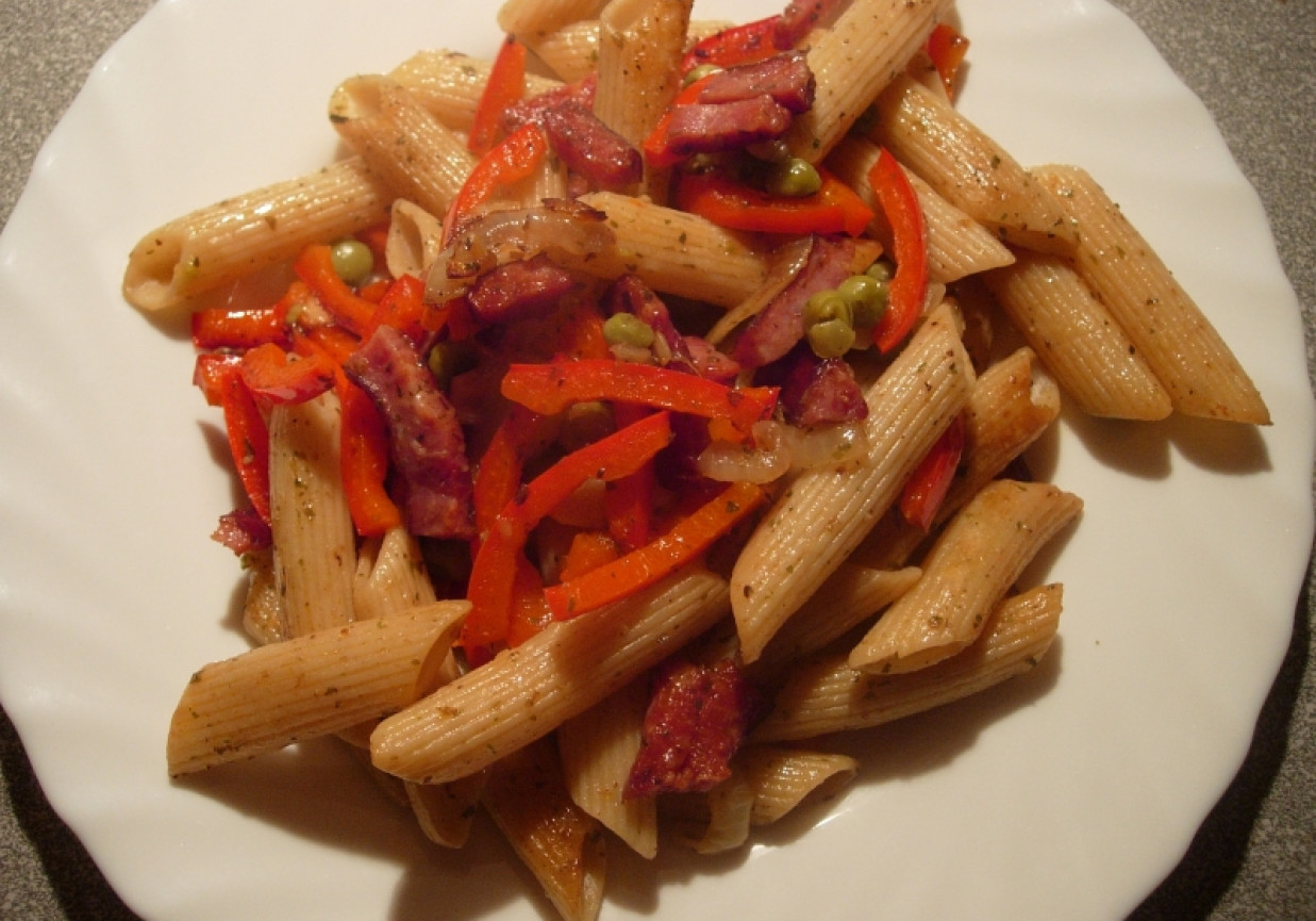 Penne z kiełbasa i warzywami foto