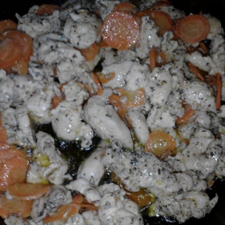 Krok 2 - Penne z kurczakiem i warzywami w sosie śmietanowym foto
