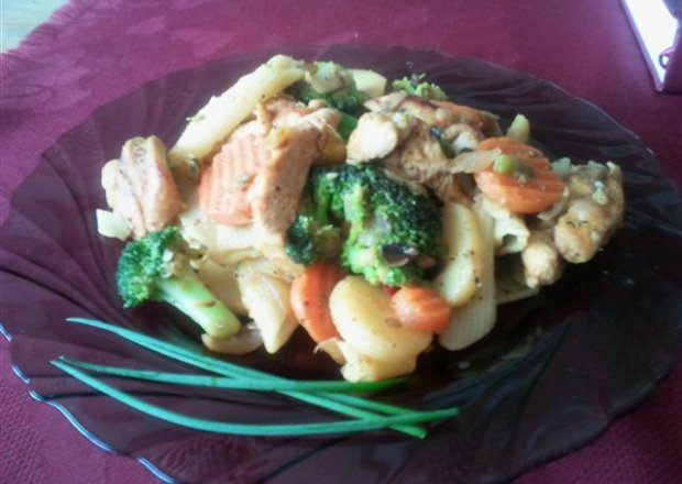 Fotografia przedstawiająca Penne z kurczakiem i warzywami