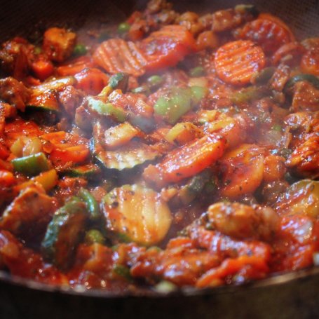 Krok 3 - Penne z kurczakiem, warzywami na patelnię w sosie pomidorowym foto