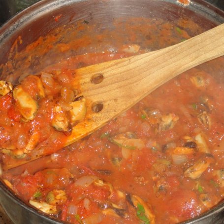 Krok 4 - Penne z mulami w sosie pomidorowym foto