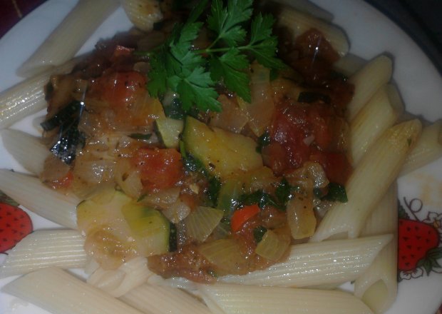 Fotografia przedstawiająca Penne z pomidorami i cukinią Zub3r'a