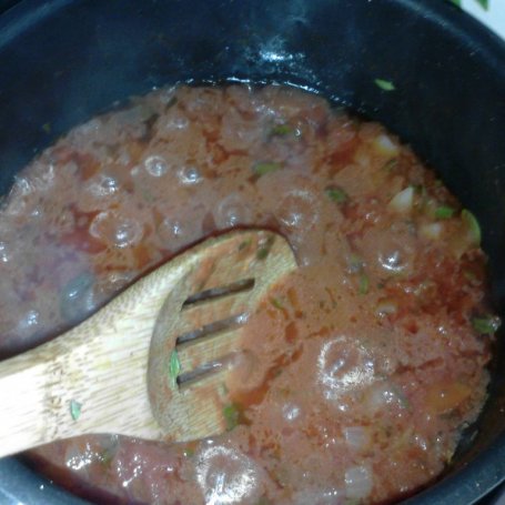 Krok 2 - Penne z sosem pomidorowo-ziołowym foto
