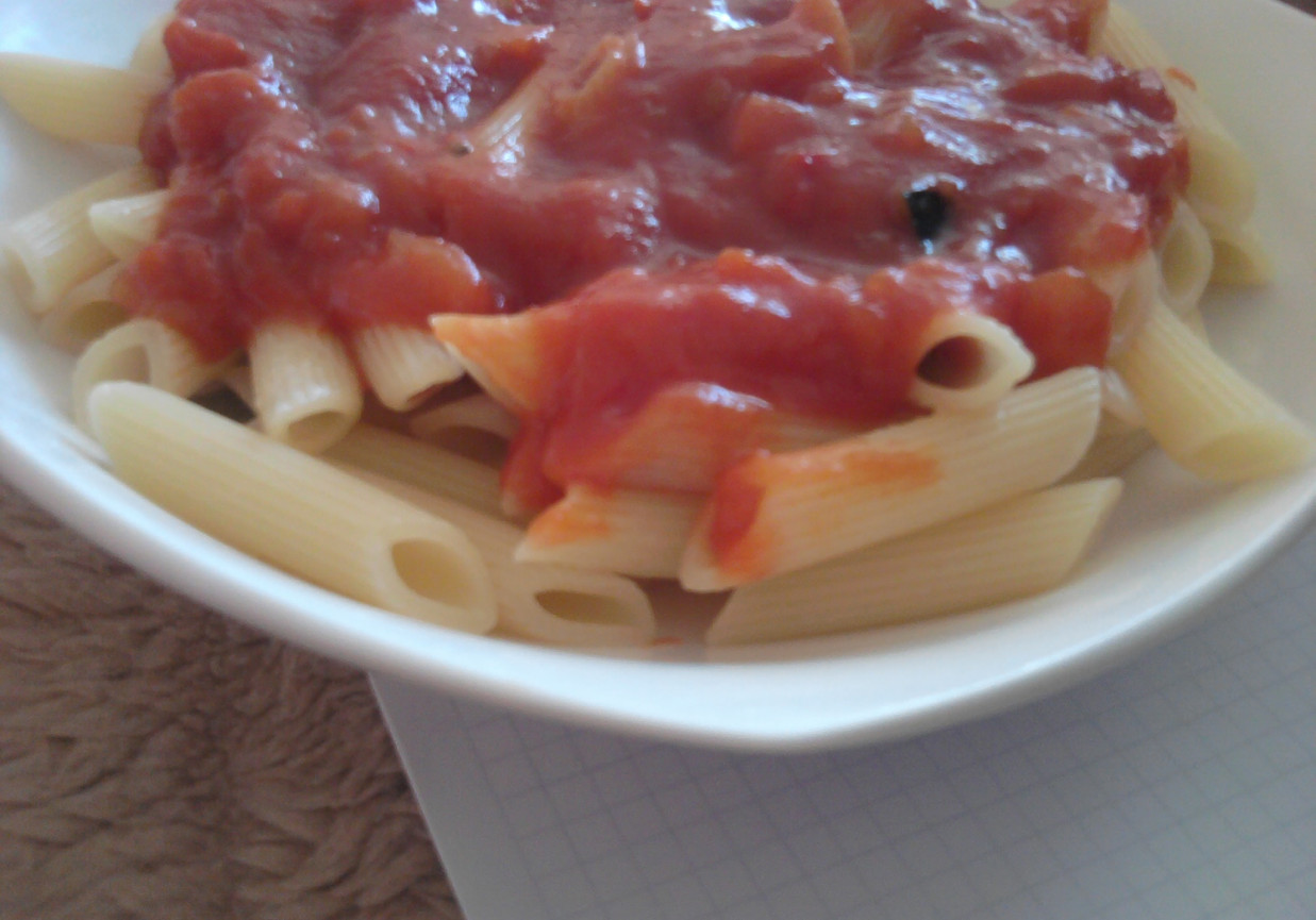 Penne z sosem pomidorowym foto