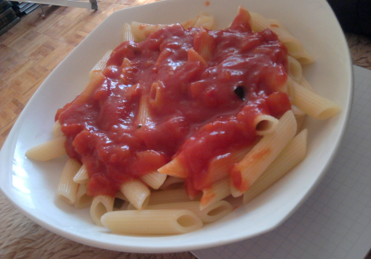 Penne z sosem pomidorowym foto