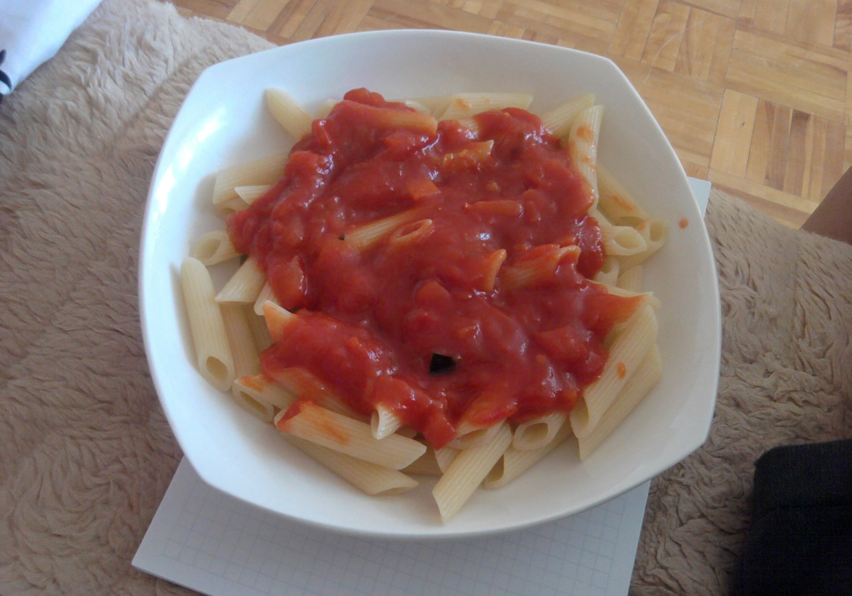 Penne z sosem pomidorowym foto