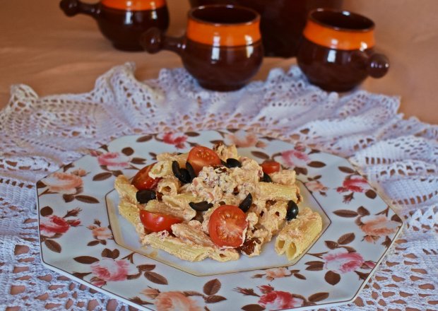 Fotografia przedstawiająca Penne z sosem z mascarpone i suszonych pomidorów