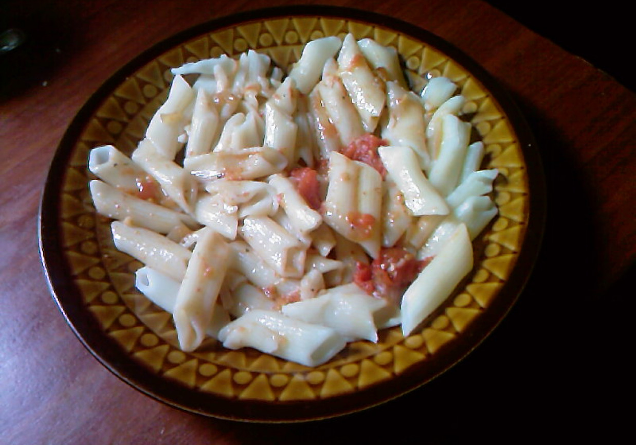Penne z sosem ze świeżych pomidorów foto