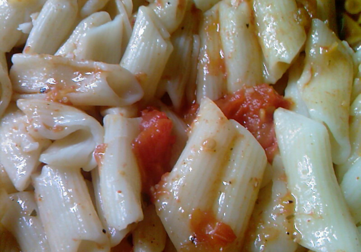 Penne z sosem ze świeżych pomidorów foto