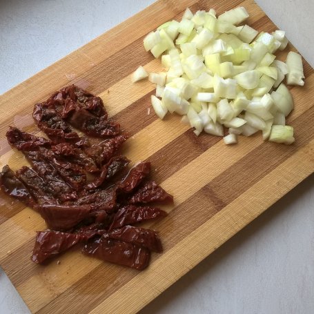 Krok 1 - Penne z tuńczykiem i suszonymi pomidorami foto