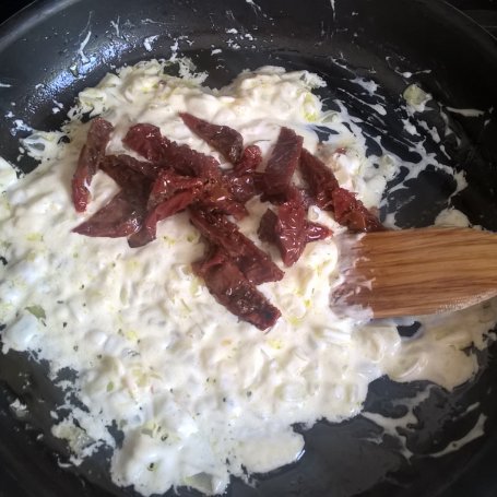 Krok 3 - Penne z tuńczykiem i suszonymi pomidorami foto