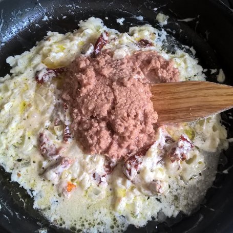 Krok 4 - Penne z tuńczykiem i suszonymi pomidorami foto