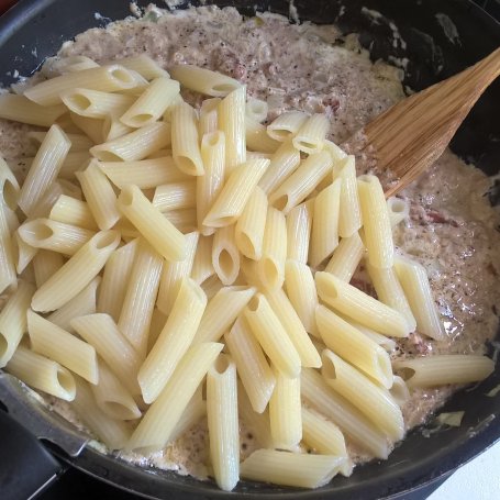 Krok 6 - Penne z tuńczykiem i suszonymi pomidorami foto
