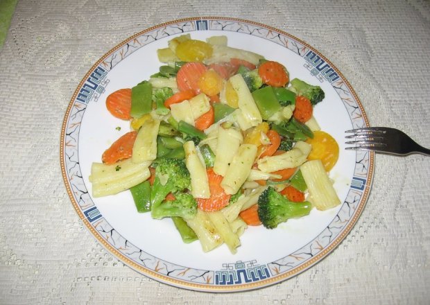 Fotografia przedstawiająca Penne z warzywami i parmezanem