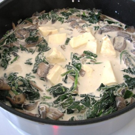 Krok 3 - Penne ze szpinakiem i pieczarkami w sosie śmietanowym foto