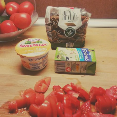 Krok 2 - Penne ze szpinakiem, pomidorami i serem feta foto