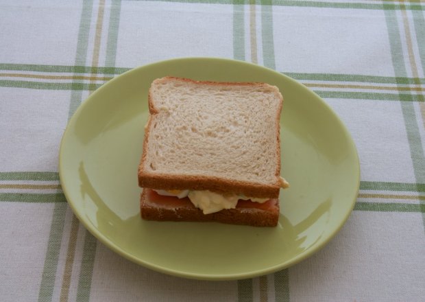 Fotografia przedstawiająca Perfekcyjna kanapka z wędzonym łososiem