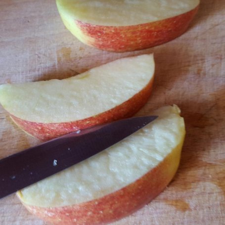 Krok 2 - Perliczka z jabłkami i lekką sałatką foto