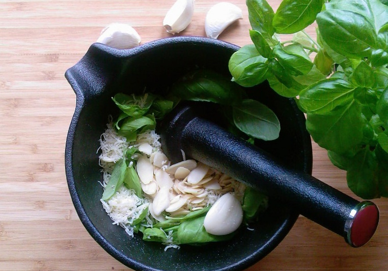 Pesto bazyliowo - migdałowe foto