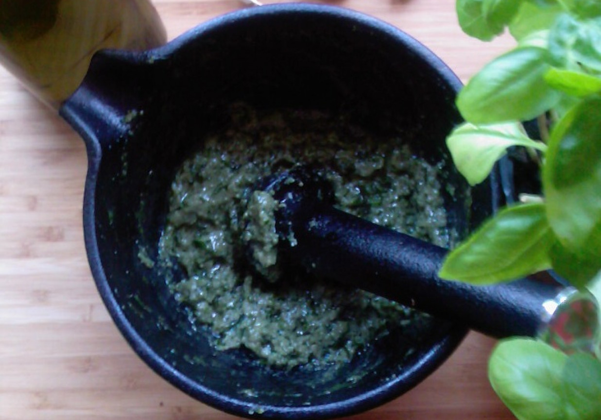 Pesto bazyliowo - migdałowe foto
