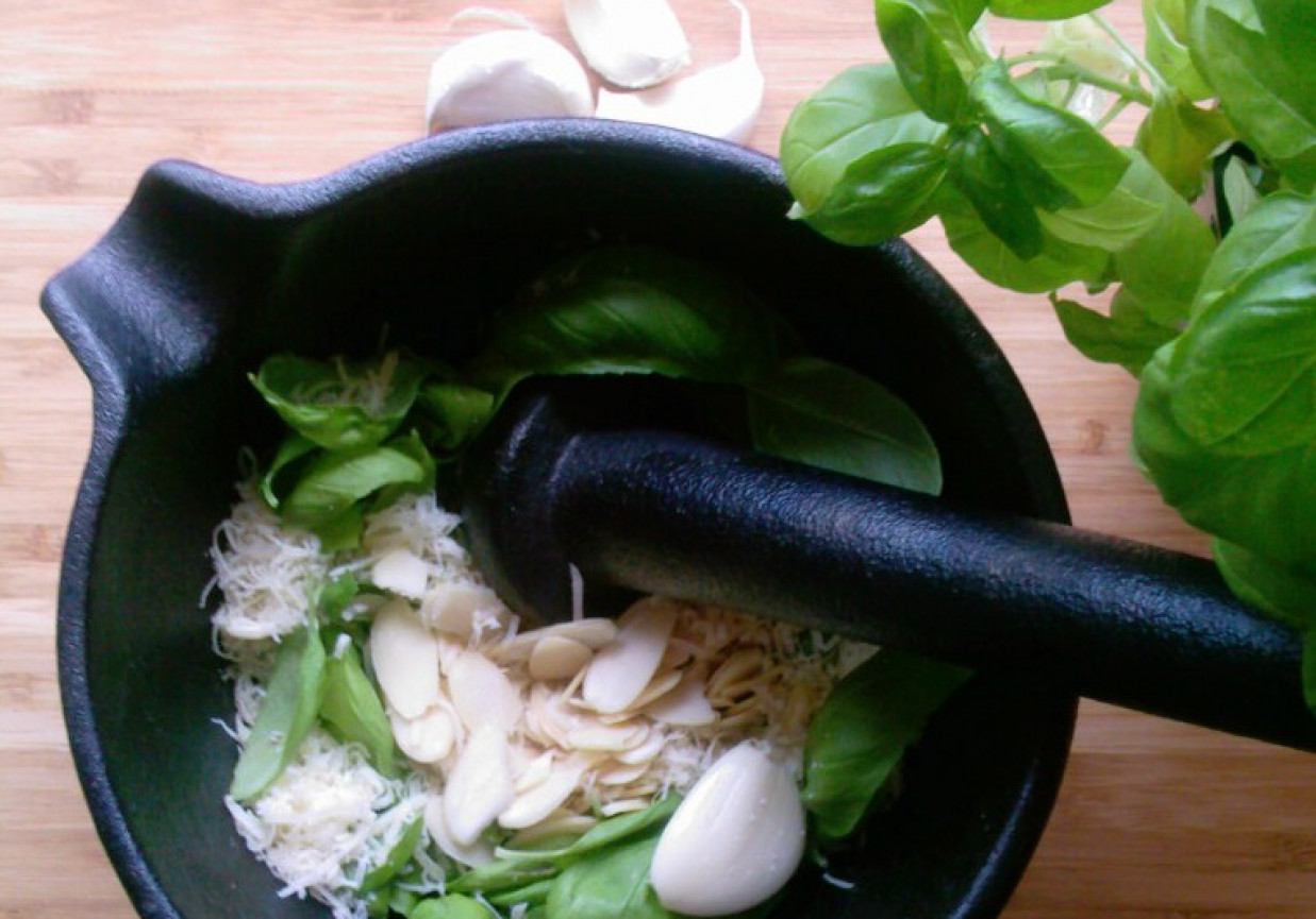 Pesto bazyliowo - migdałowe foto