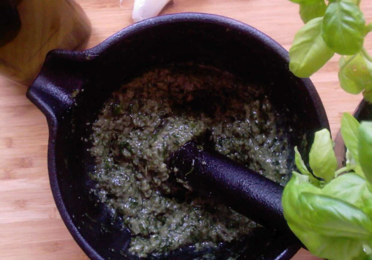 Pesto bazyliowo - migdałowe foto