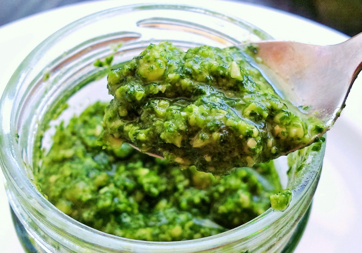 Pesto miętowe z kawałkami nerkowca foto