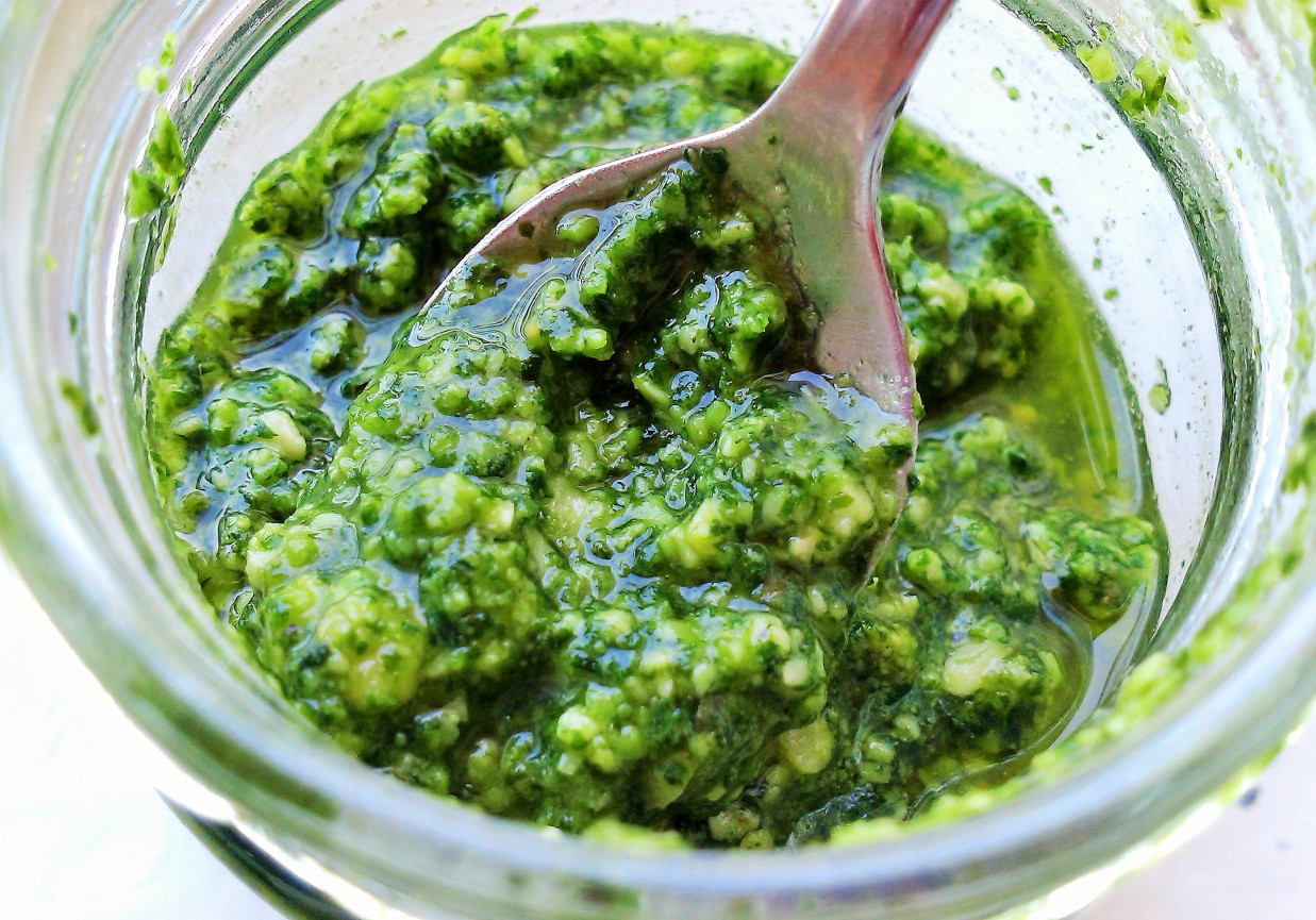 Pesto miętowe z kawałkami nerkowca foto