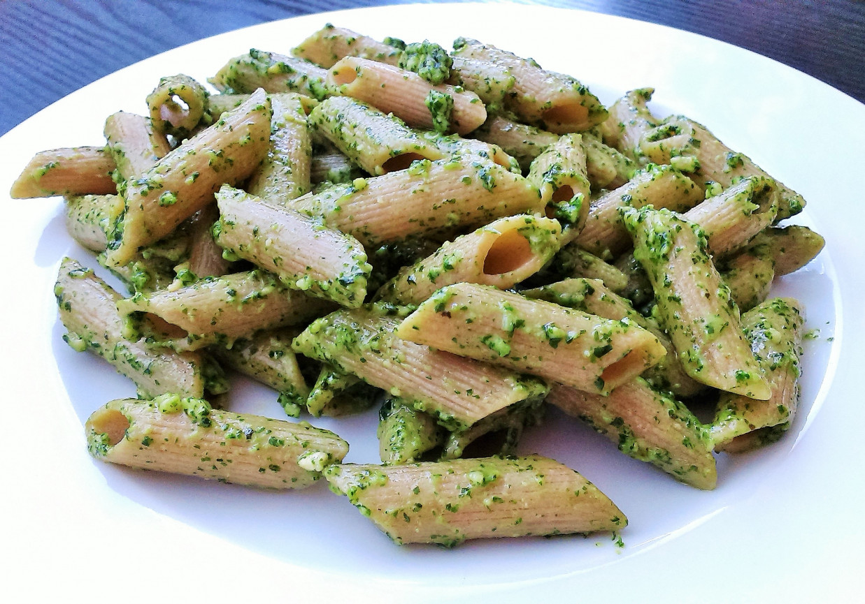 Pesto miętowe z kawałkami nerkowca foto