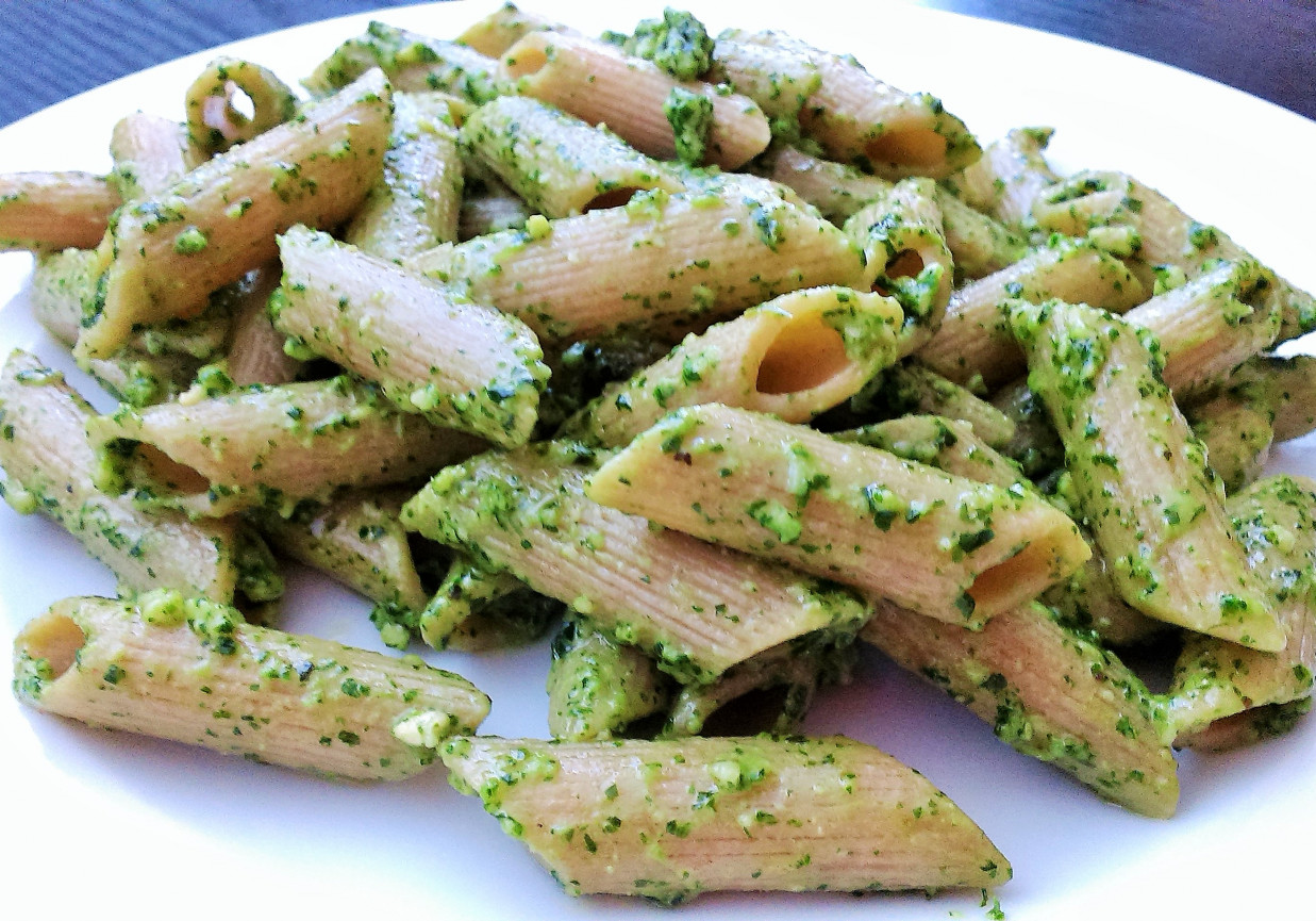 Pesto miętowe z kawałkami nerkowca foto