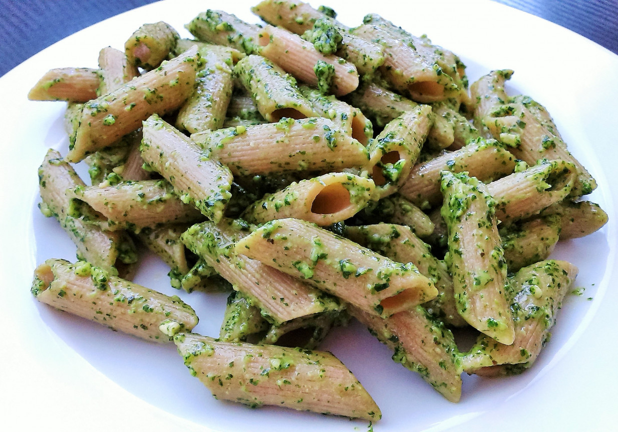 Pesto miętowe z kawałkami nerkowca foto