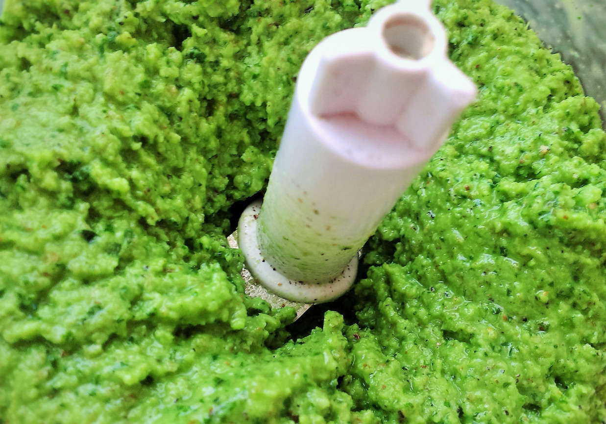 Pesto miętowo - bazyliowe z owczym serem foto