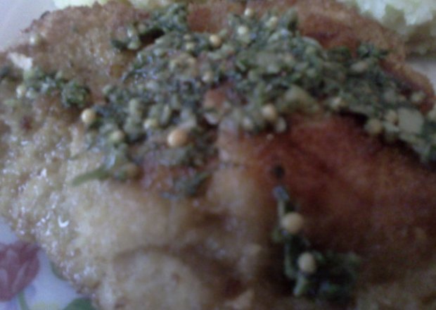 Fotografia przedstawiająca Pesto z natką pietruszki, czosnkiem i gorczycą