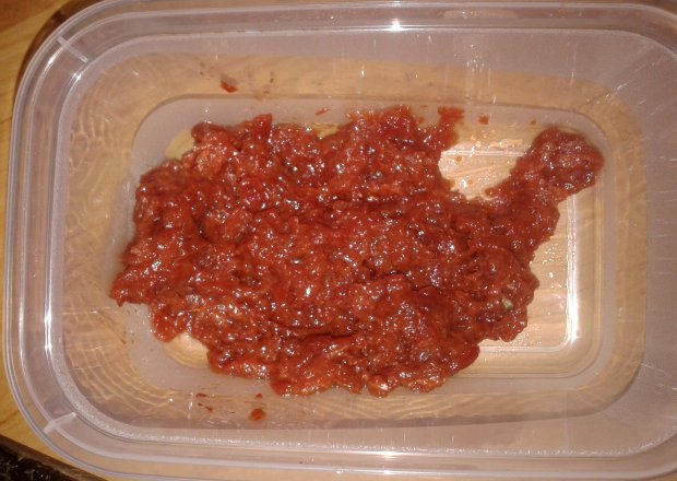 Fotografia przedstawiająca pesto z suszonych pomidorów z migdałami