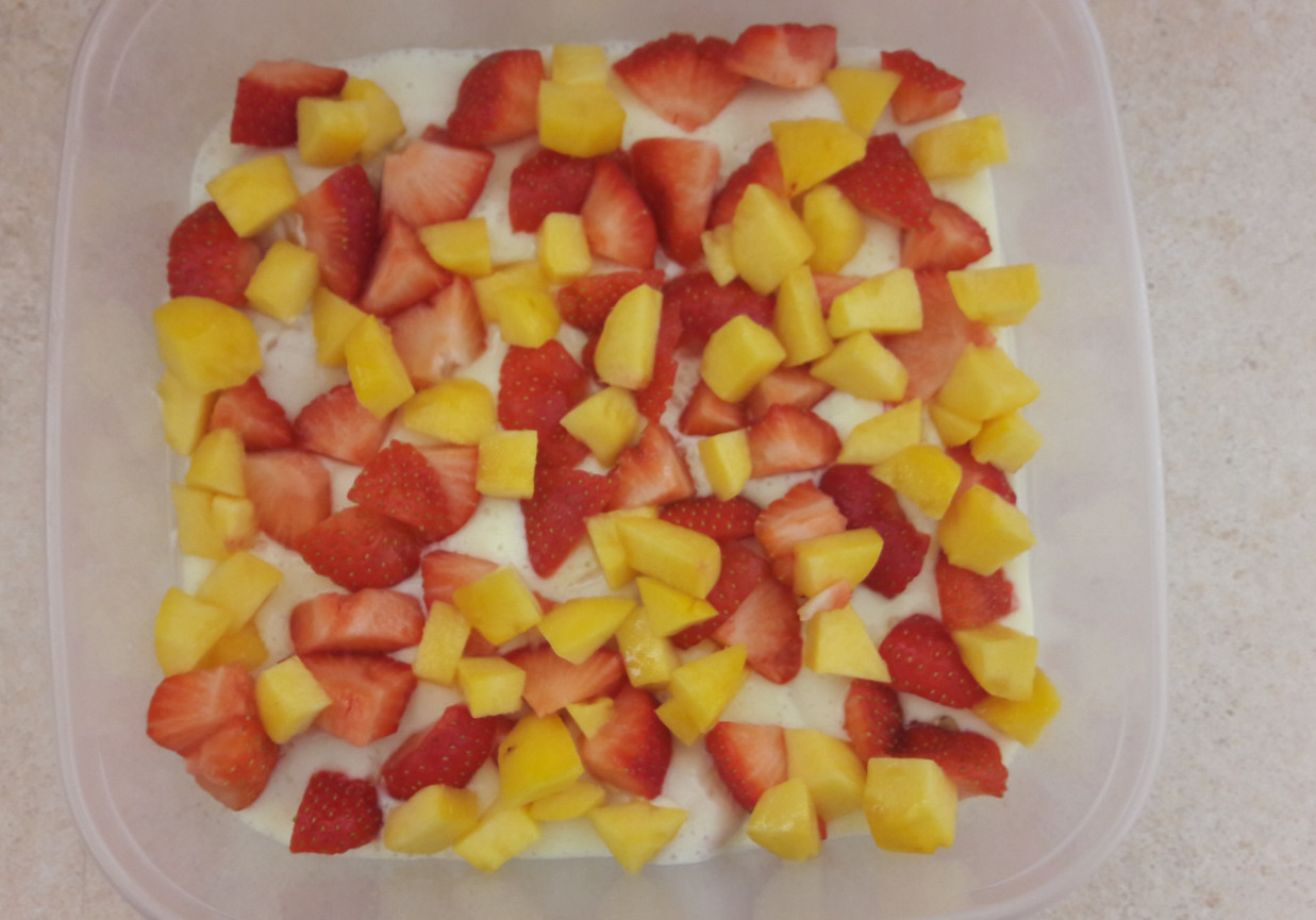 Pianka jogurtowa z galaretką i owocami  foto