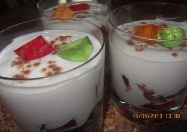 Fotografia przedstawiająca Pianka jogurtowa z galaretką