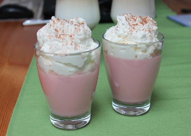 Fotografia przedstawiająca Pianka jogurtowo-truskawkowa