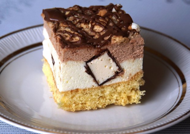 Fotografia przedstawiająca Piankowe ciasto z czekoladkami